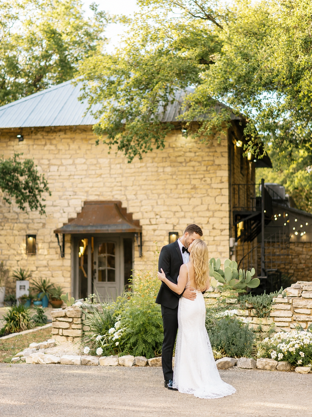 Stonehouse Villa couple kissing