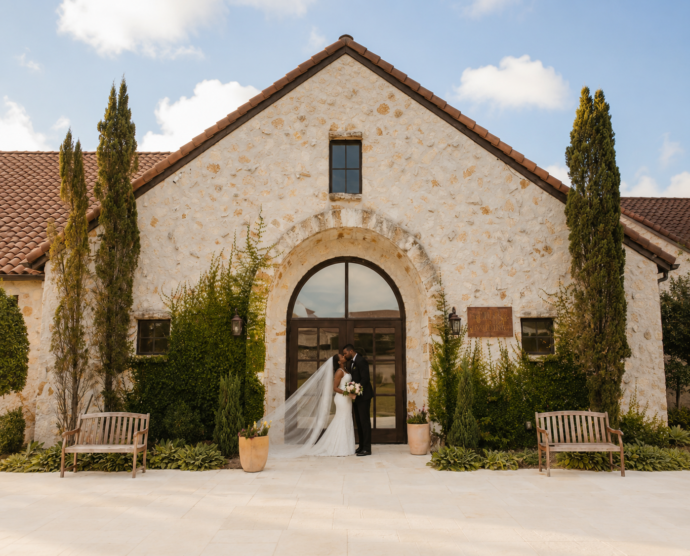 The Vineyard at Florence bride and groom kiss