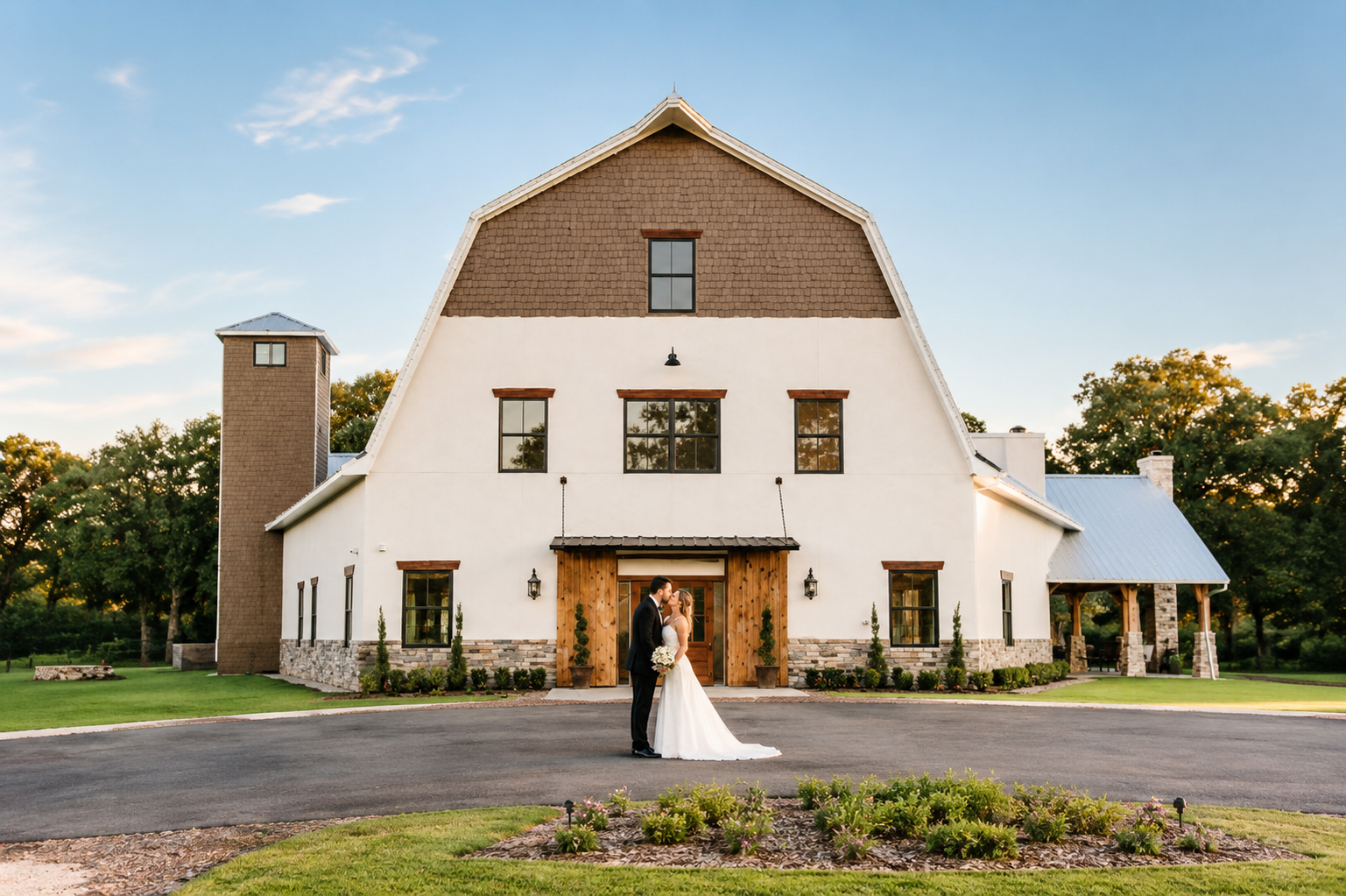 Oak + Ivy bride groom kiss