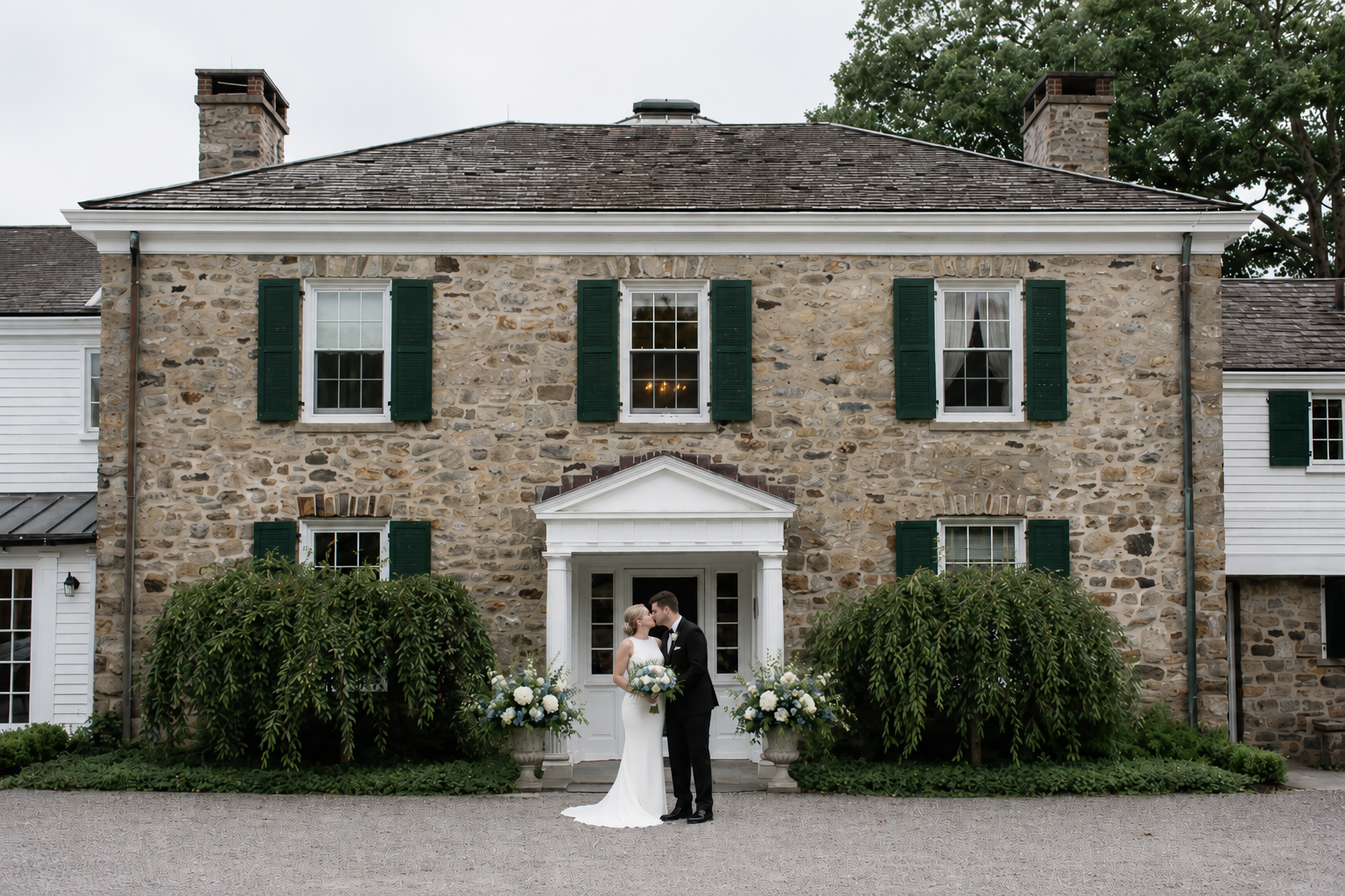 Glynwood bride groom kiss